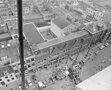 884811 Afbeelding van het takelen van een van de 7 nieuwe klokken in de Domtoren ter gelegenheid van het 600-jarig ...